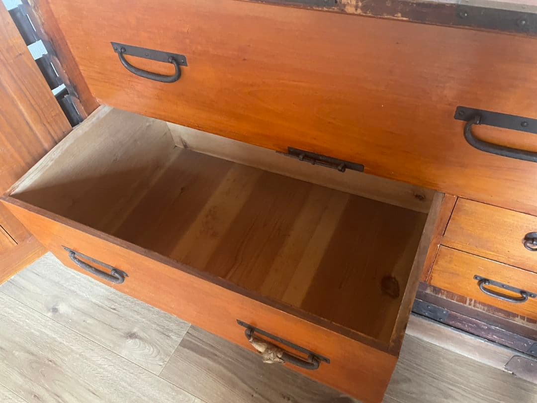 伝統的な和風木製箪笥 引き出し付き