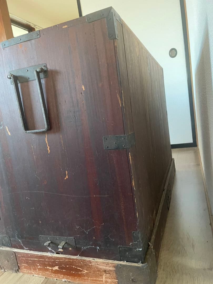 伝統的な和風木製箪笥 引き出し付き