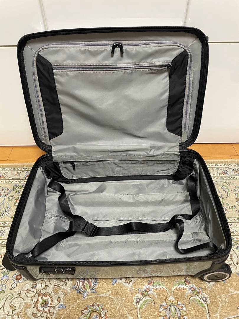 TUMI アルミニウム キャリーケース TSAロック　機内持ち込み 28000D