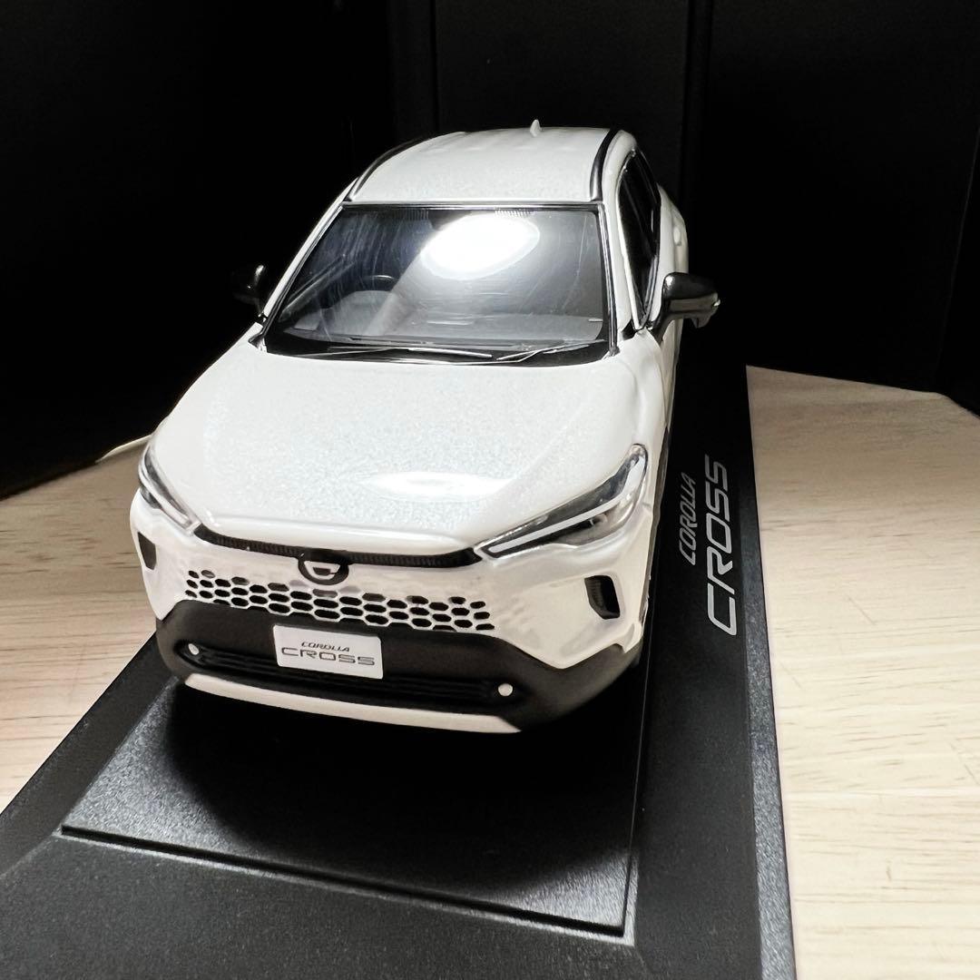 新型カローラクロス　ミニカー　プラチナホワイトパールマイカ