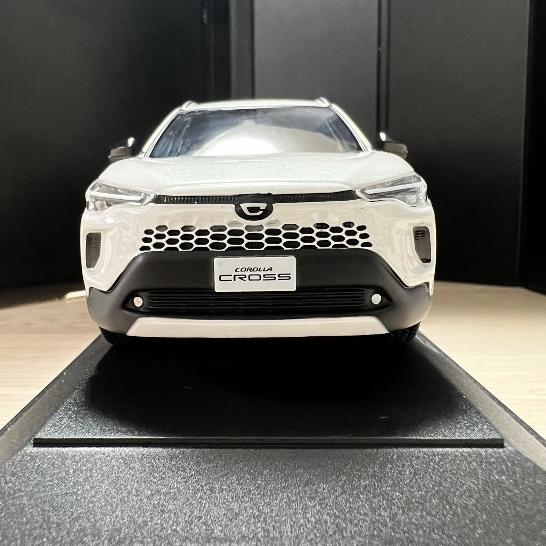 新型カローラクロス　ミニカー　プラチナホワイトパールマイカ