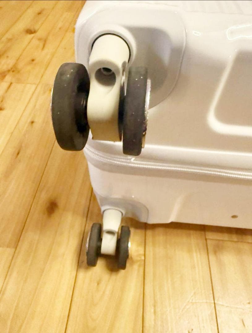 半額以下！未使用✨Daniel Wellington キャリーケーススーツケース