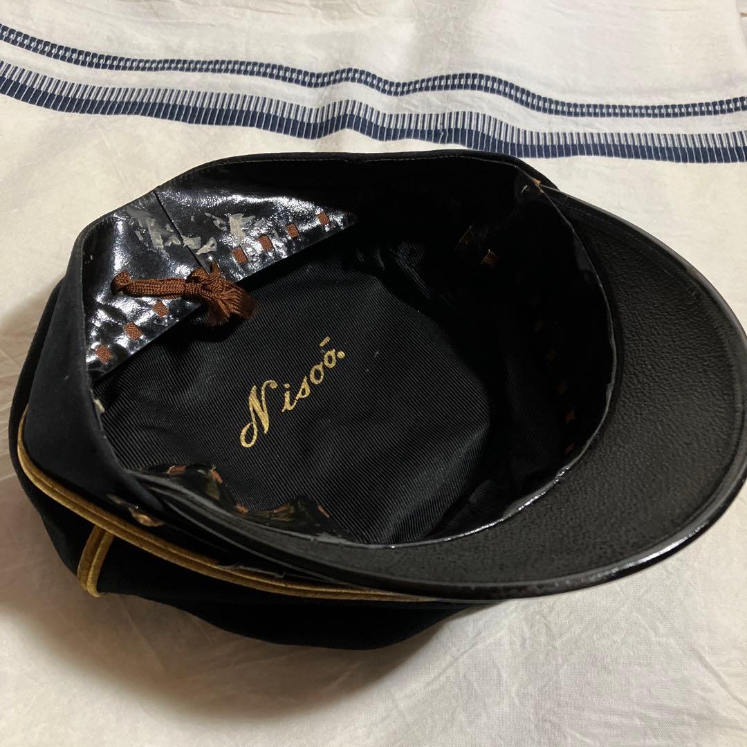 黒い軍帽 日章旗バッジ付き