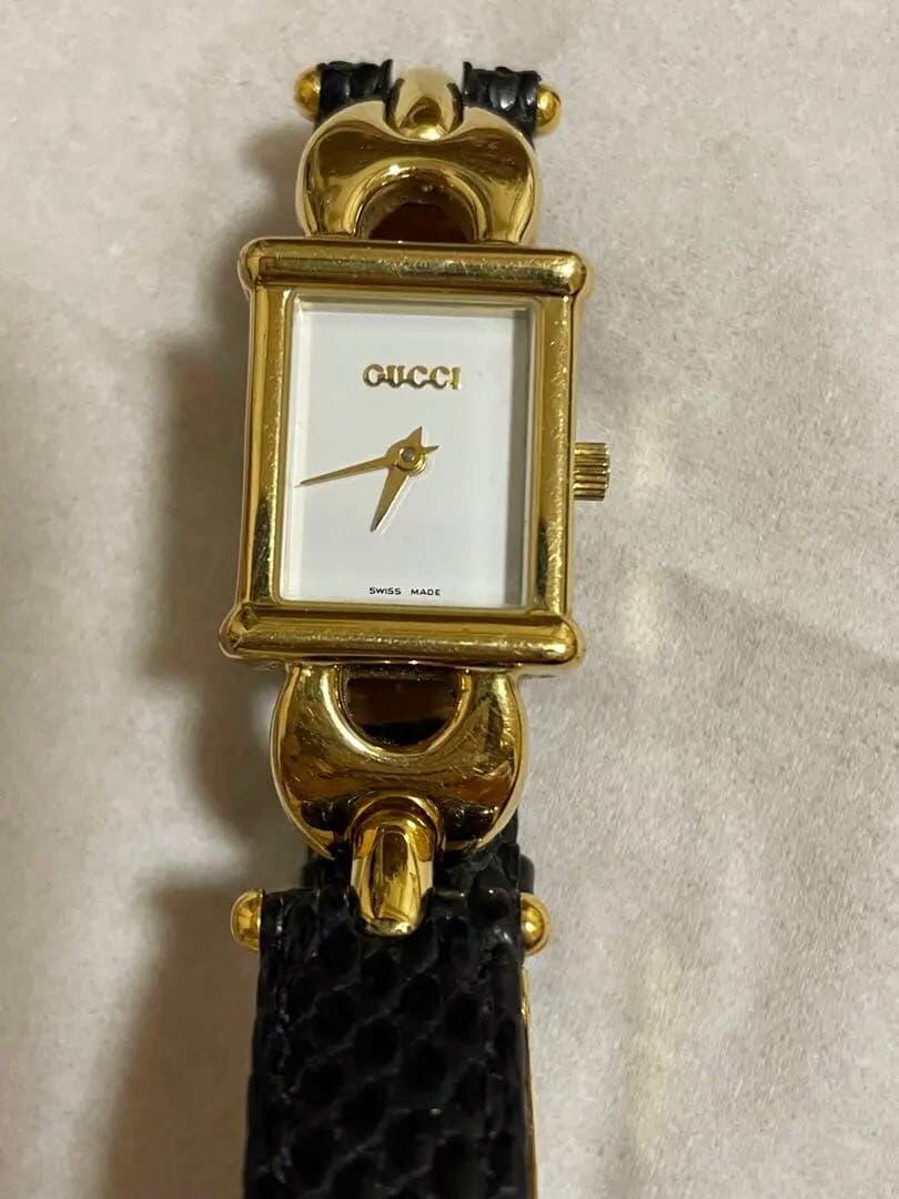 GUCCI レディース　ゴールド　ブラック レザー 腕時計　スクエア　不動