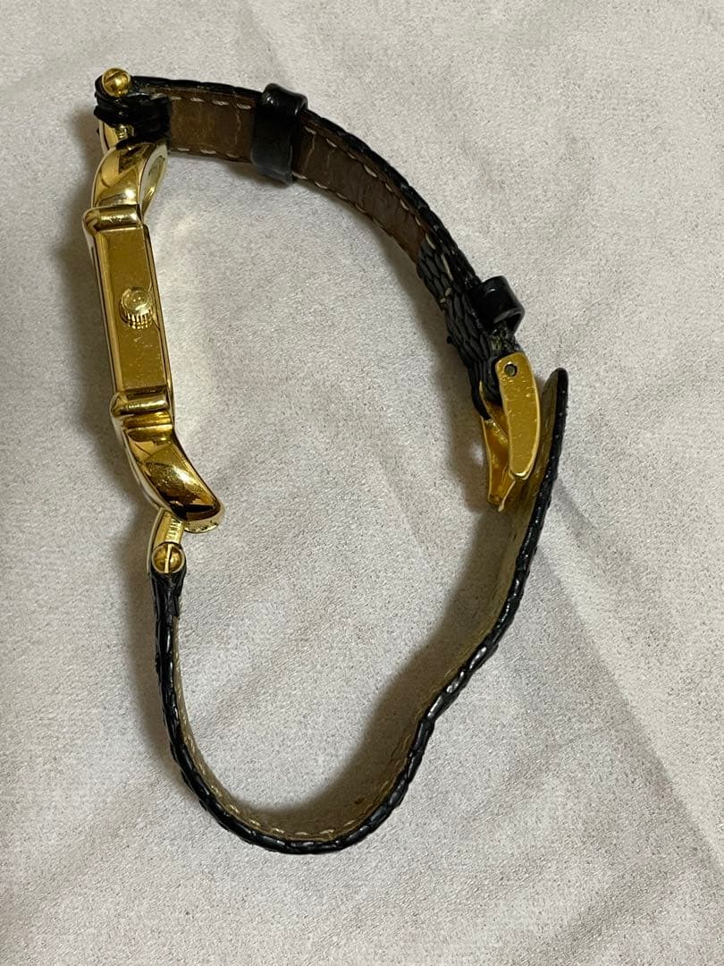 GUCCI レディース　ゴールド　ブラック レザー 腕時計　スクエア　不動