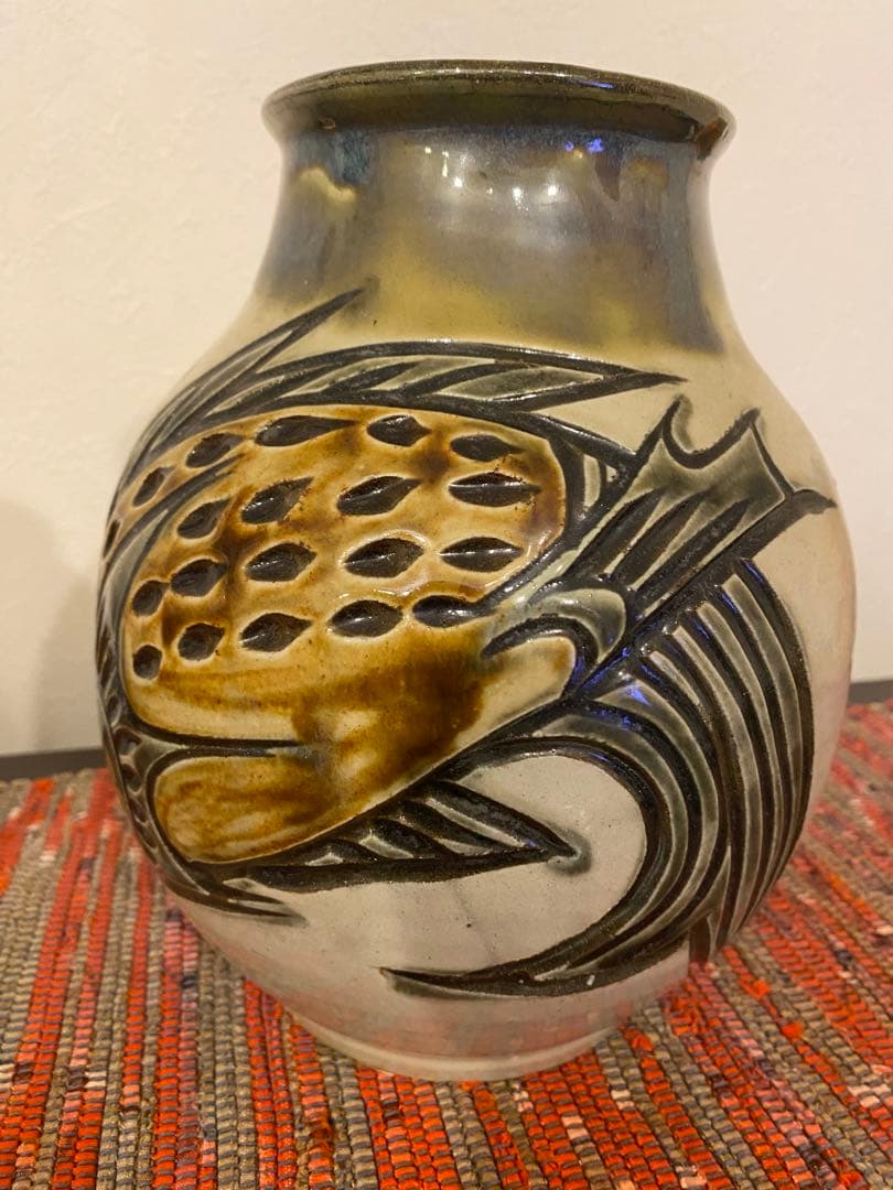 宮城須美子作　線彫魚紋　壺
