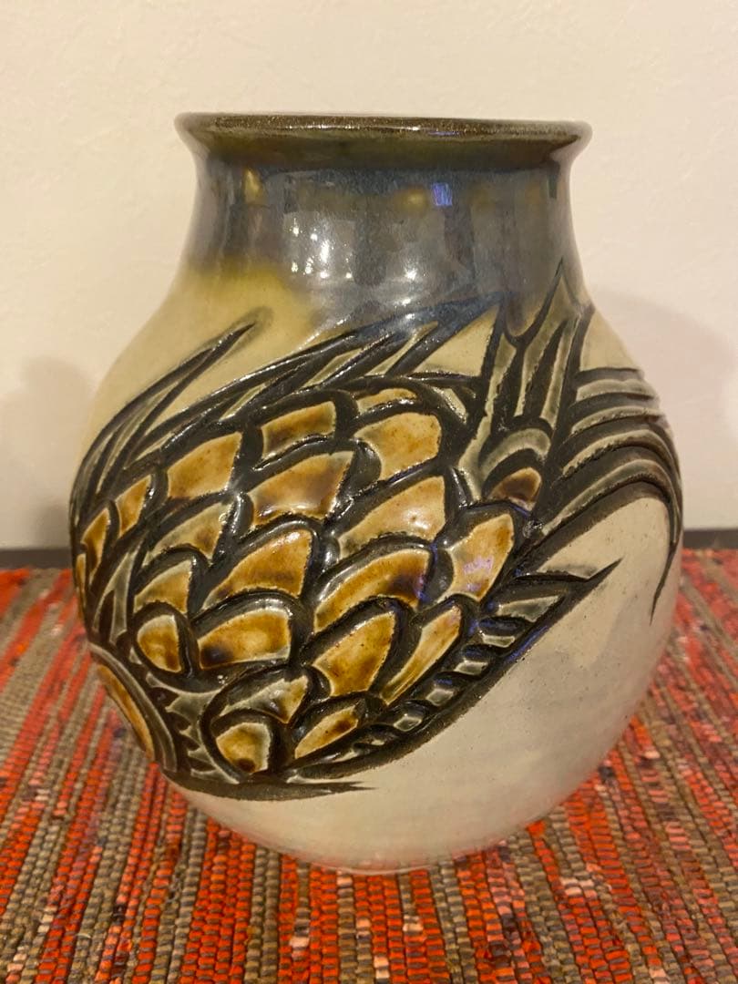 宮城須美子作　線彫魚紋　壺