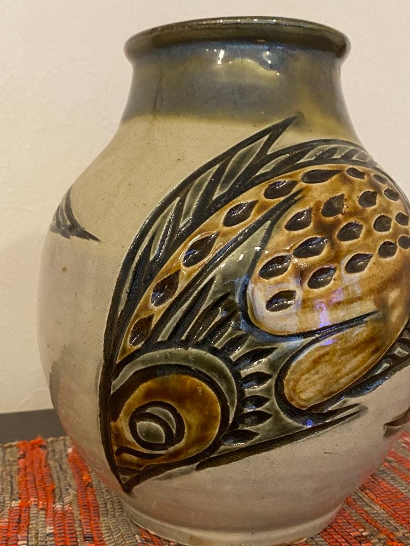 宮城須美子作　線彫魚紋　壺
