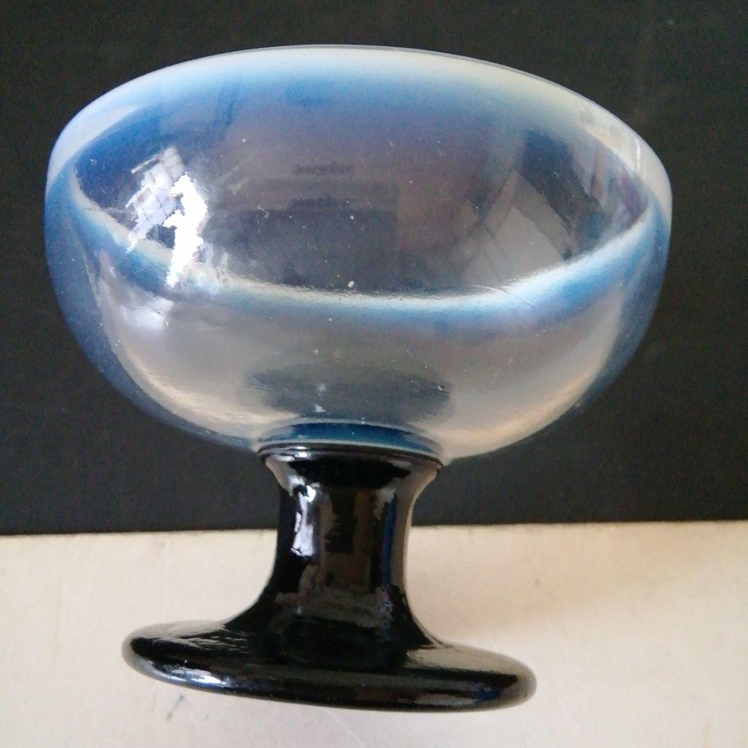 ガラスの氷2色のコップ。