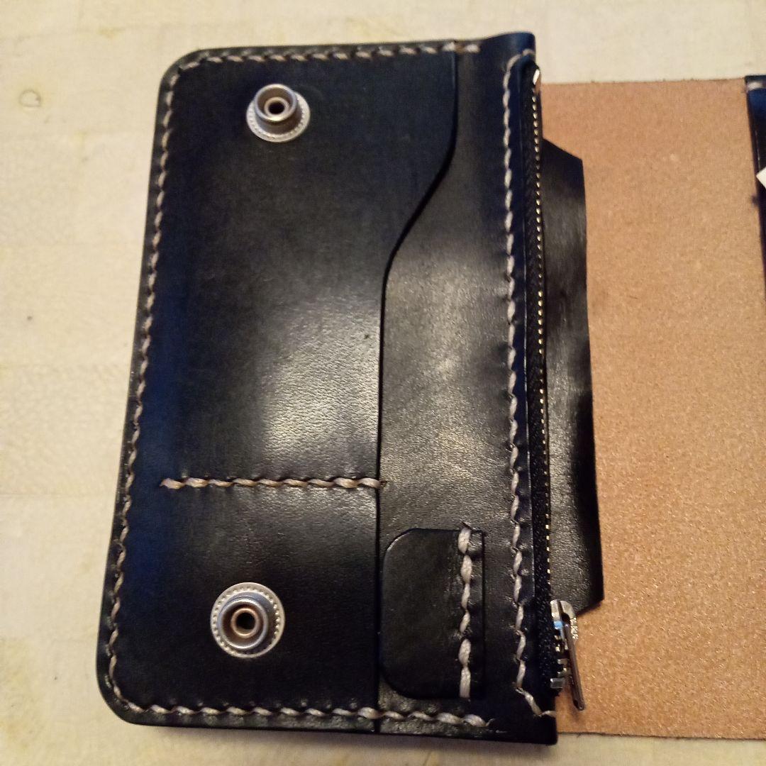 トラッカーウォレット黒レザー二つ折り財布 スタッズ付き