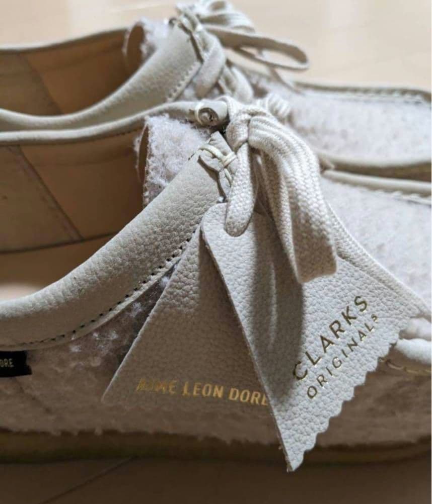 新品クラークスClarksワラビー26センチUK8エメレオンドレコラボ！