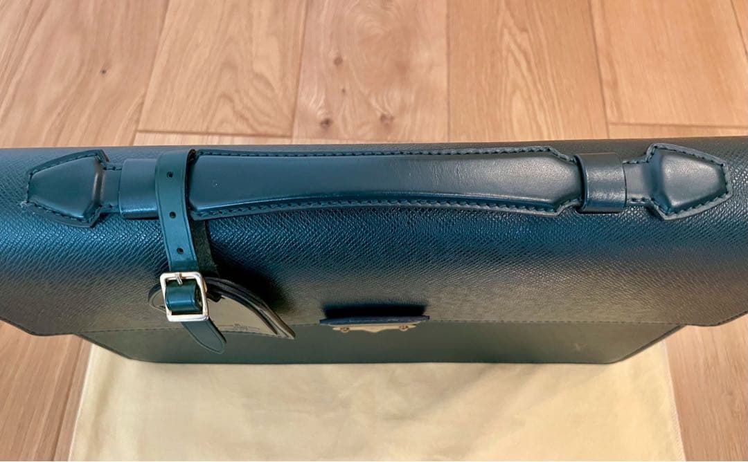 LOUIS VUITTONタイガ　セルヴィエットクラド　　　ブリーフケース