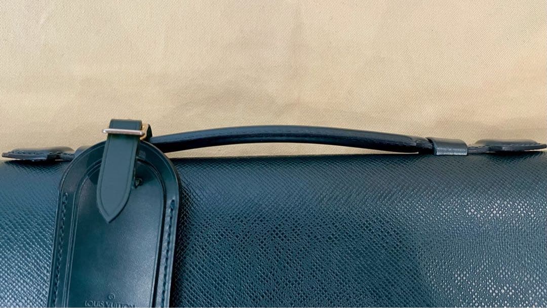 LOUIS VUITTONタイガ　セルヴィエットクラド　　　ブリーフケース