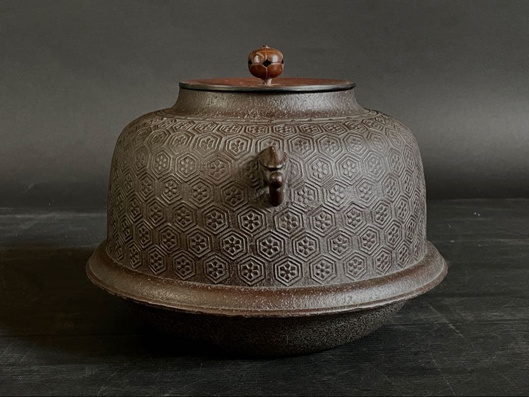 【美品】「母」 亀甲地紋 真形羽釜 釜師 敬典 共箱 茶道具 炉釜（15D）