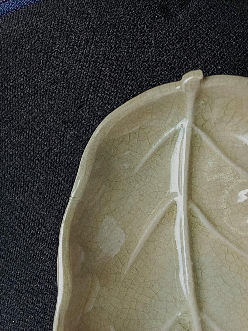 Edo/江戸初期～金継ぎ御深井焼 ～本漆・螺鈿入り葉形向付皿（青磁調釉薬＋貫入）