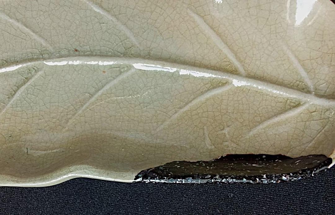 Edo/江戸初期～金継ぎ御深井焼 ～本漆・螺鈿入り葉形向付皿（青磁調釉薬＋貫入）