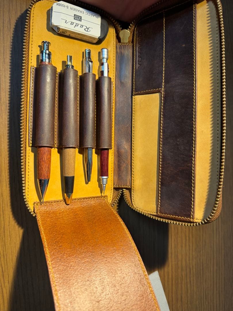 バハギア　ラウンドジップペンケース　クレイジーホース　ダークブラウン