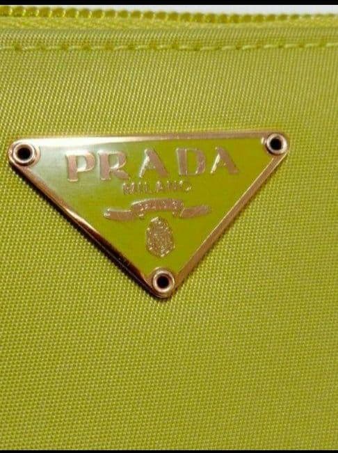 かこ様新品未使用PRADA プラダ折り財布　二つ折りジップウォレットナイロン黄緑