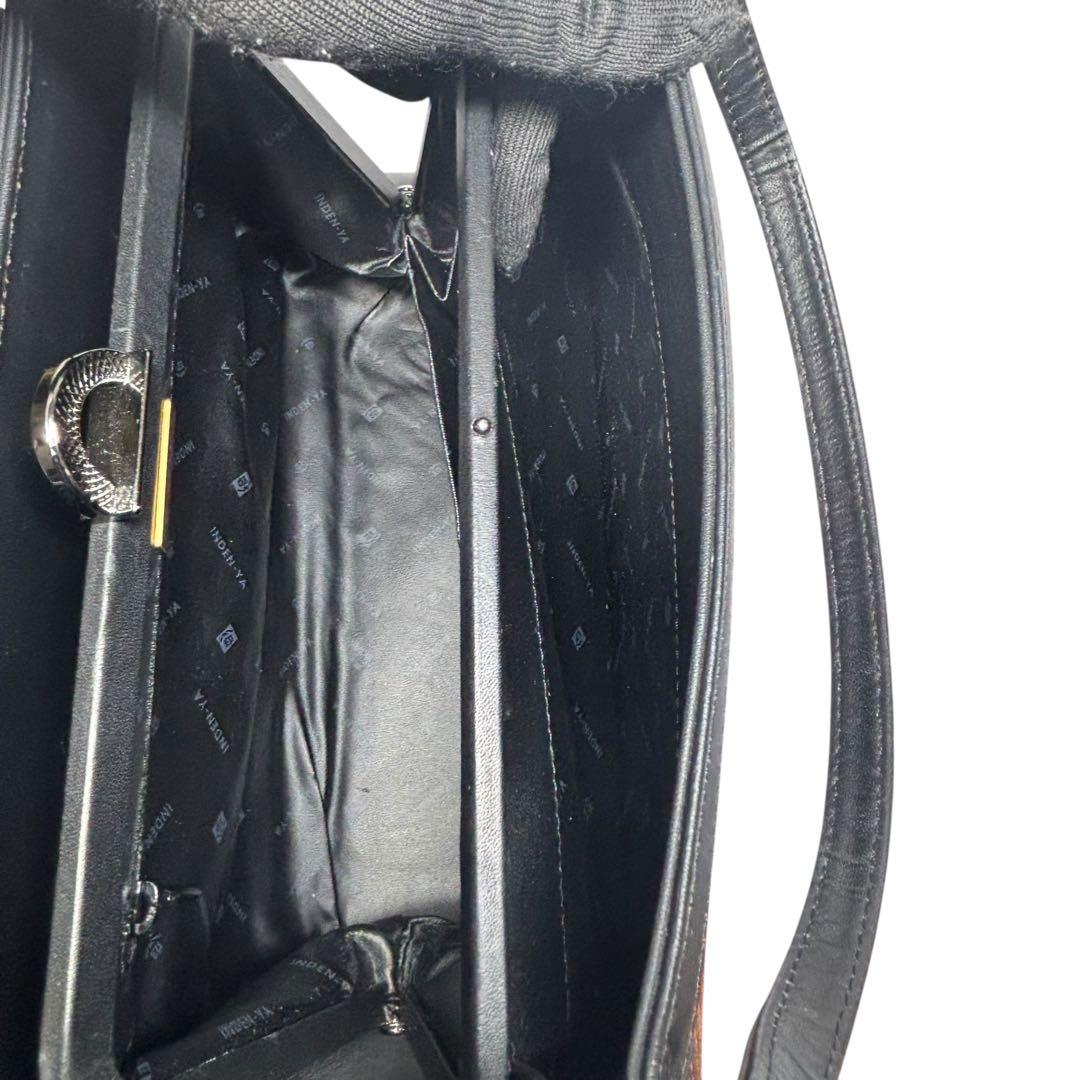 印傳屋　ハンドバッグ　鹿革　レザー　がま口　黒地/赤漆　紗綾形模様　甲州伝統工芸