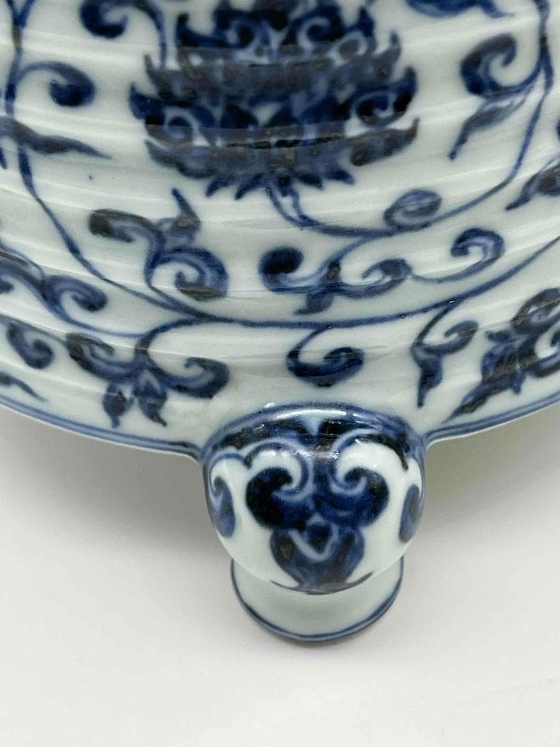 明宣徳時代 【大明宣徳年製 】在銘 染付 青花唐花文三足炉 (B-82)