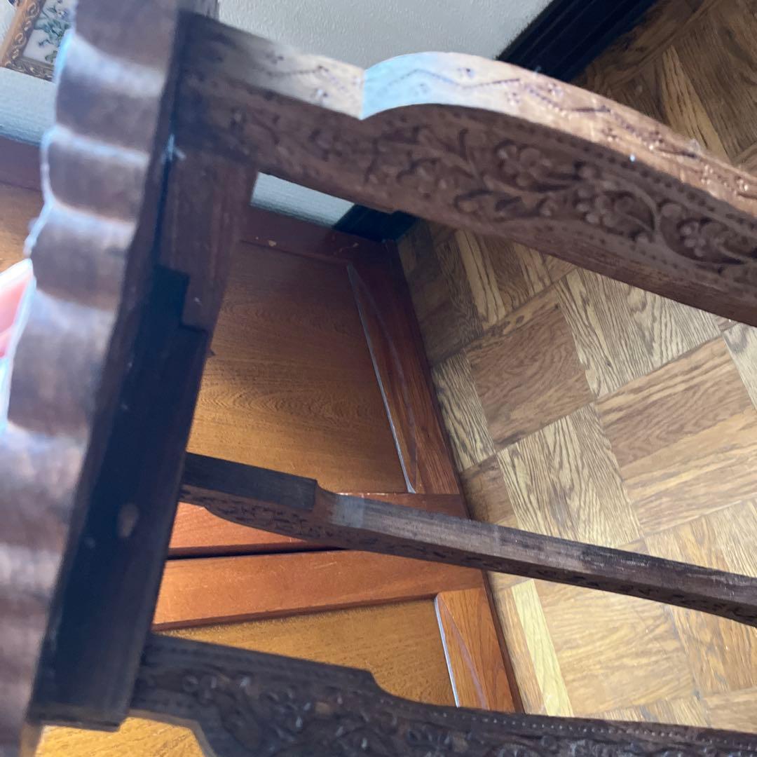 オシャレな木製彫刻テーブル