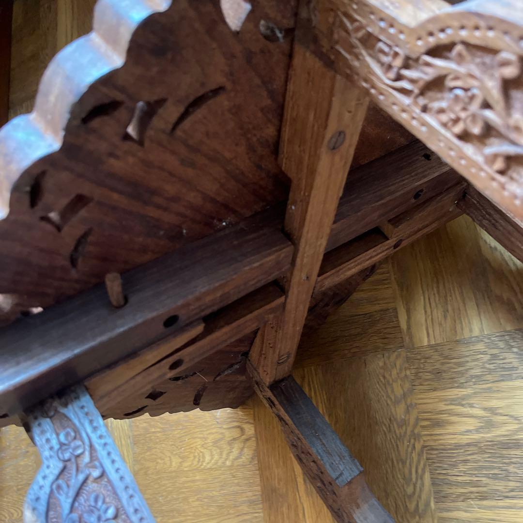 オシャレな木製彫刻テーブル