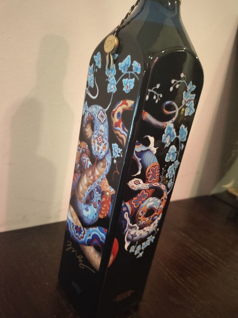 ジョニーウォーカー ブルーラベル、2025年「蛇年」限定ボトル