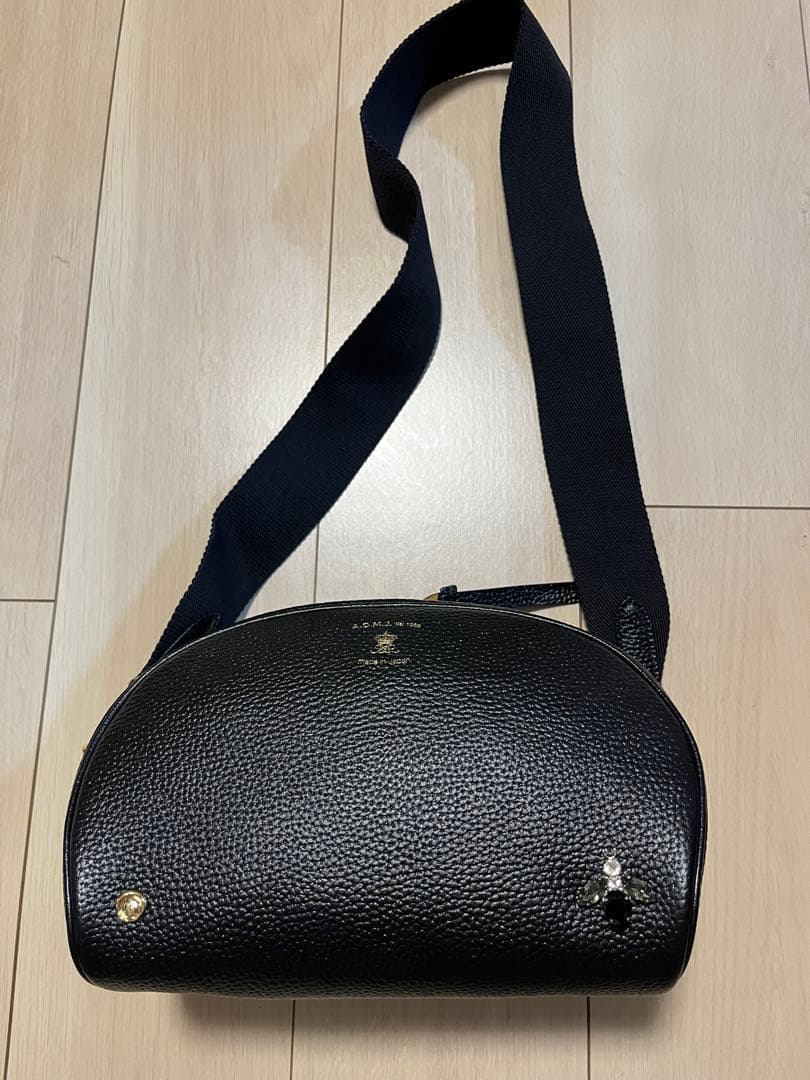 A.D.M.J. ショルダーバッグ牛革シュリンク型押しクロスボディバッグ