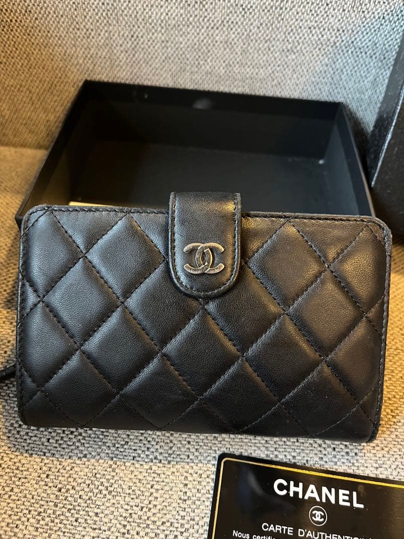 CHANEL マトラッセ　財布　コンパクト　二つ折り　ブラック　ラムスキン