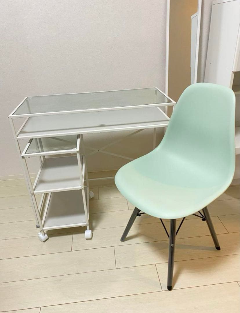 ガラステーブルと椅子