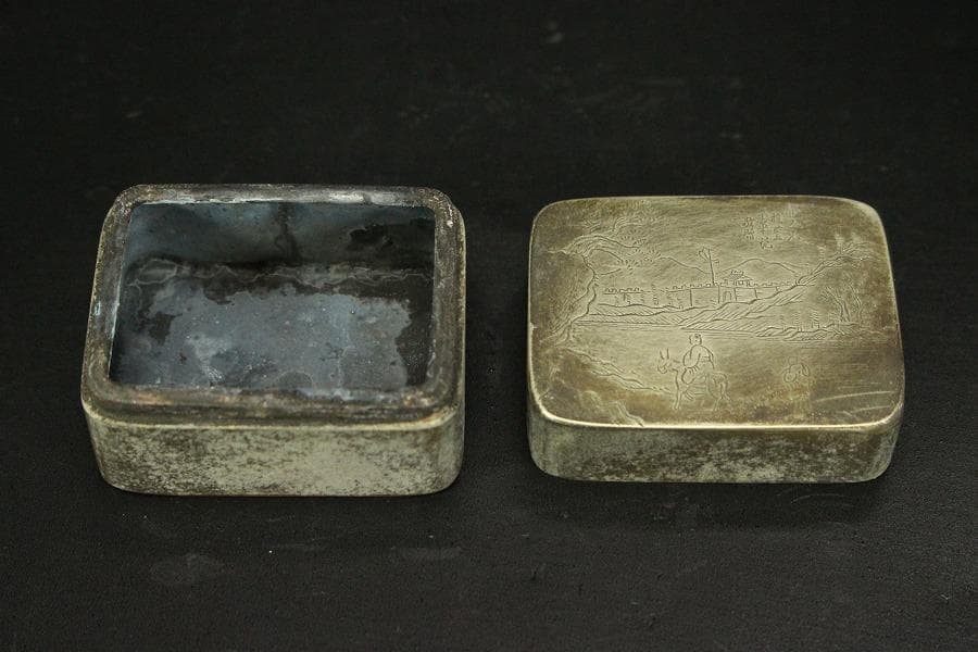 中国美術 古錫 刻 古城眺馬上人物紋 題詞 蓋物 文房四宝(HA433)