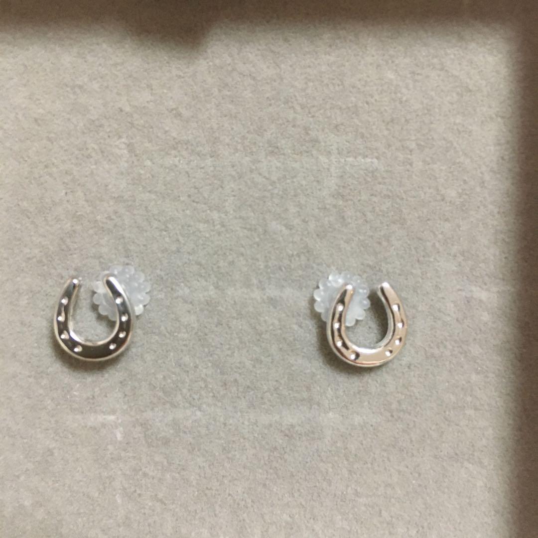 ツツミ ホースシューモチーフ　プラチナピアス新品