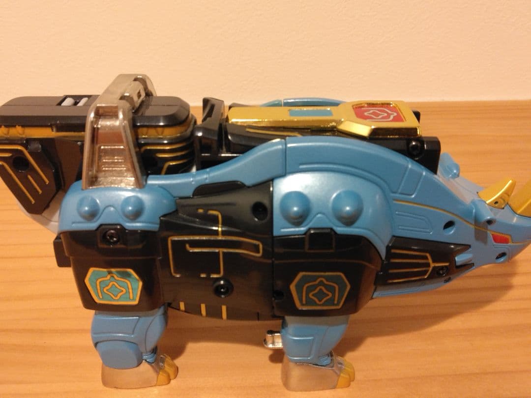 ガオレンジャー☆ガオライノス＆ガオマジロ(美品)