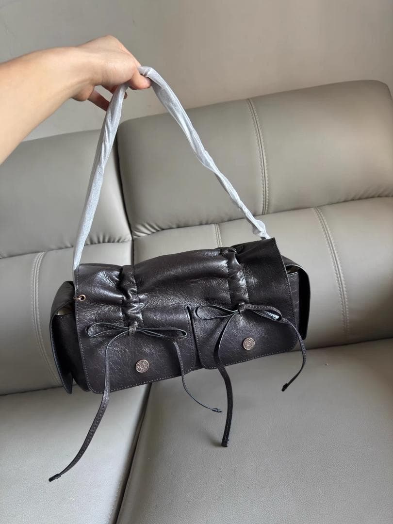 Acne Studios 黒 レザードローストリングショルダーバッグ