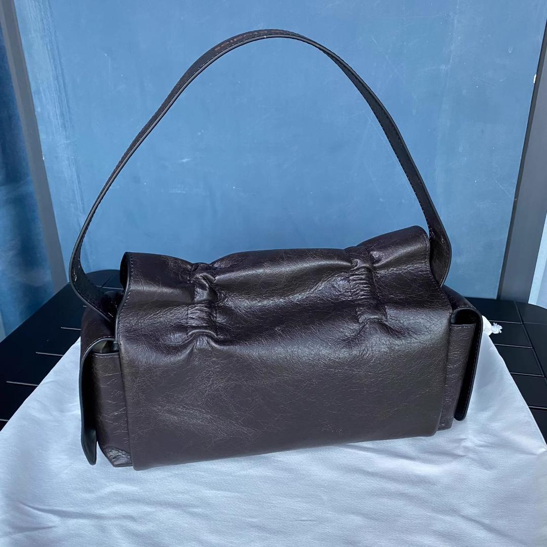 Acne Studios 黒 レザードローストリングショルダーバッグ