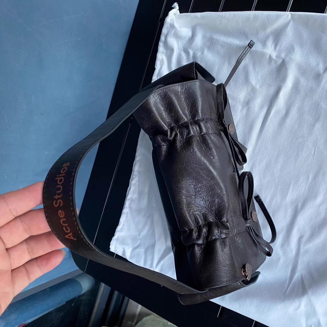 Acne Studios 黒 レザードローストリングショルダーバッグ