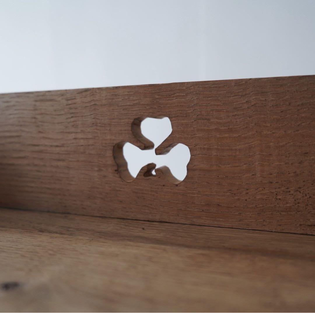 古い開き戸のキャビネット