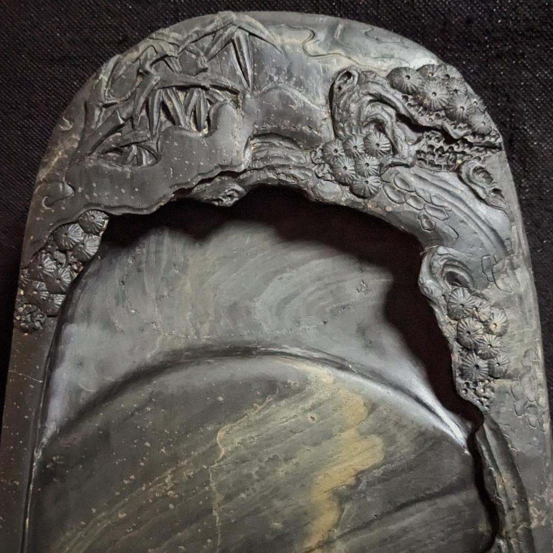 【歙州硯　松竹文特大楕硯】◆金暈金星・水波紋の美石◆12.7吋◆唐木塗箱◆龍尾山