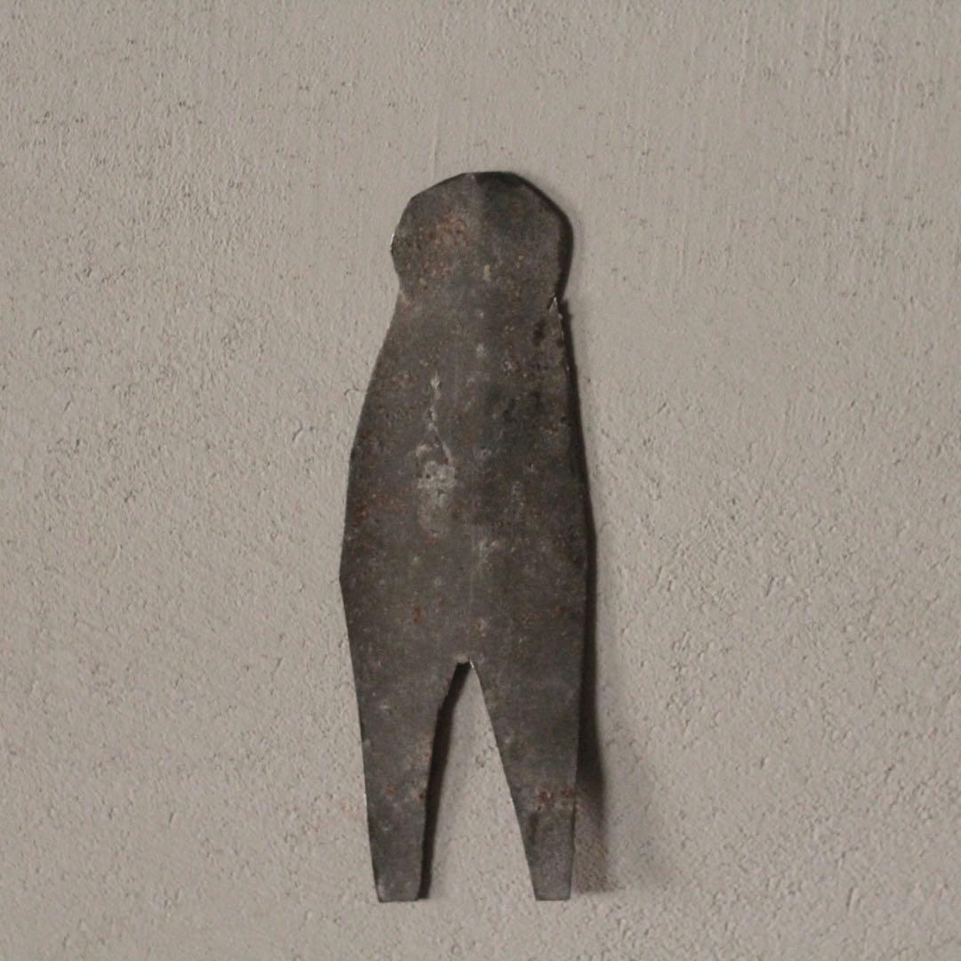 ヒトガタ 錆びた 金属 オブジェ 呪物？