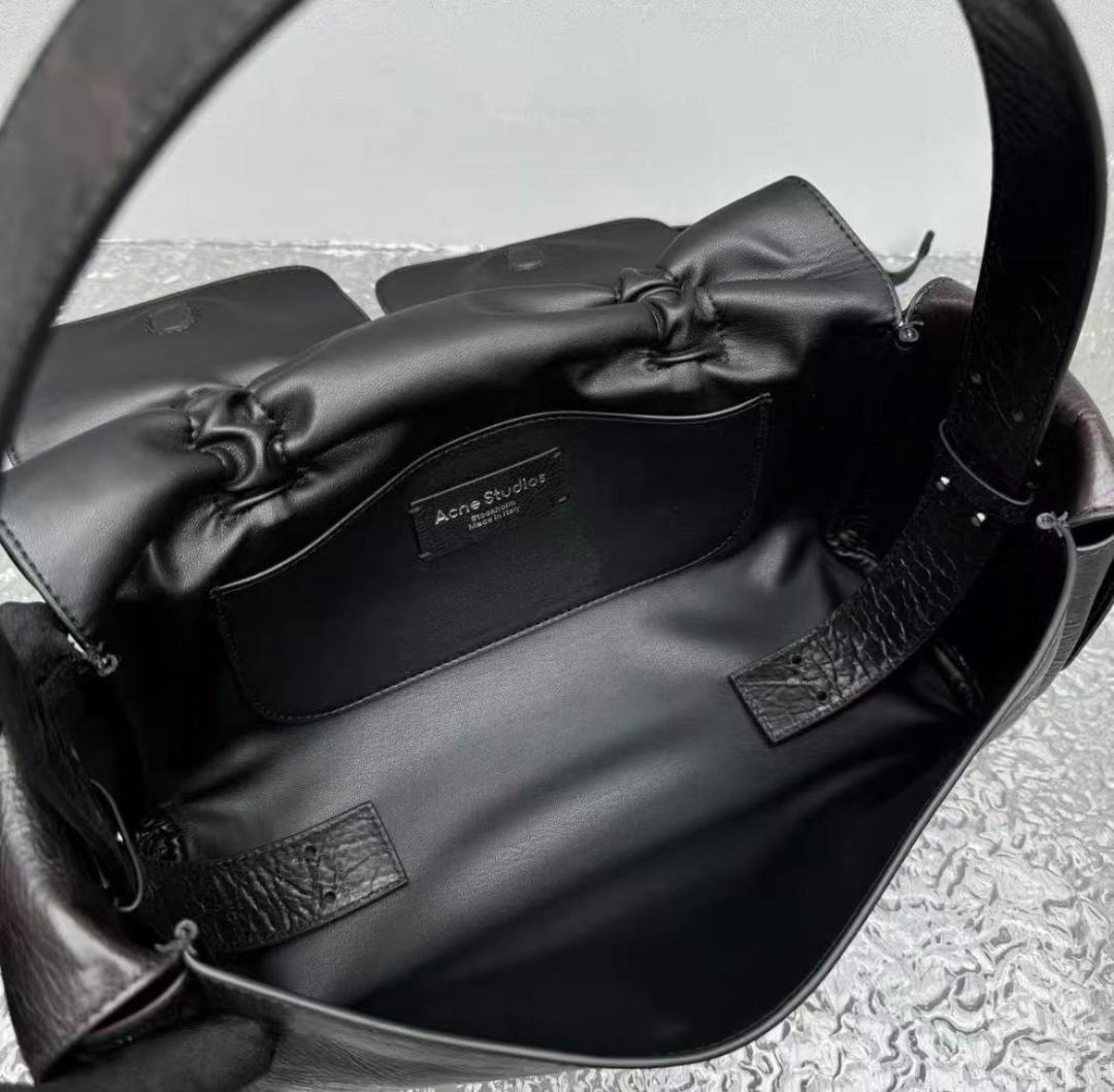 Acne Studios ブラックショルダーバッグ