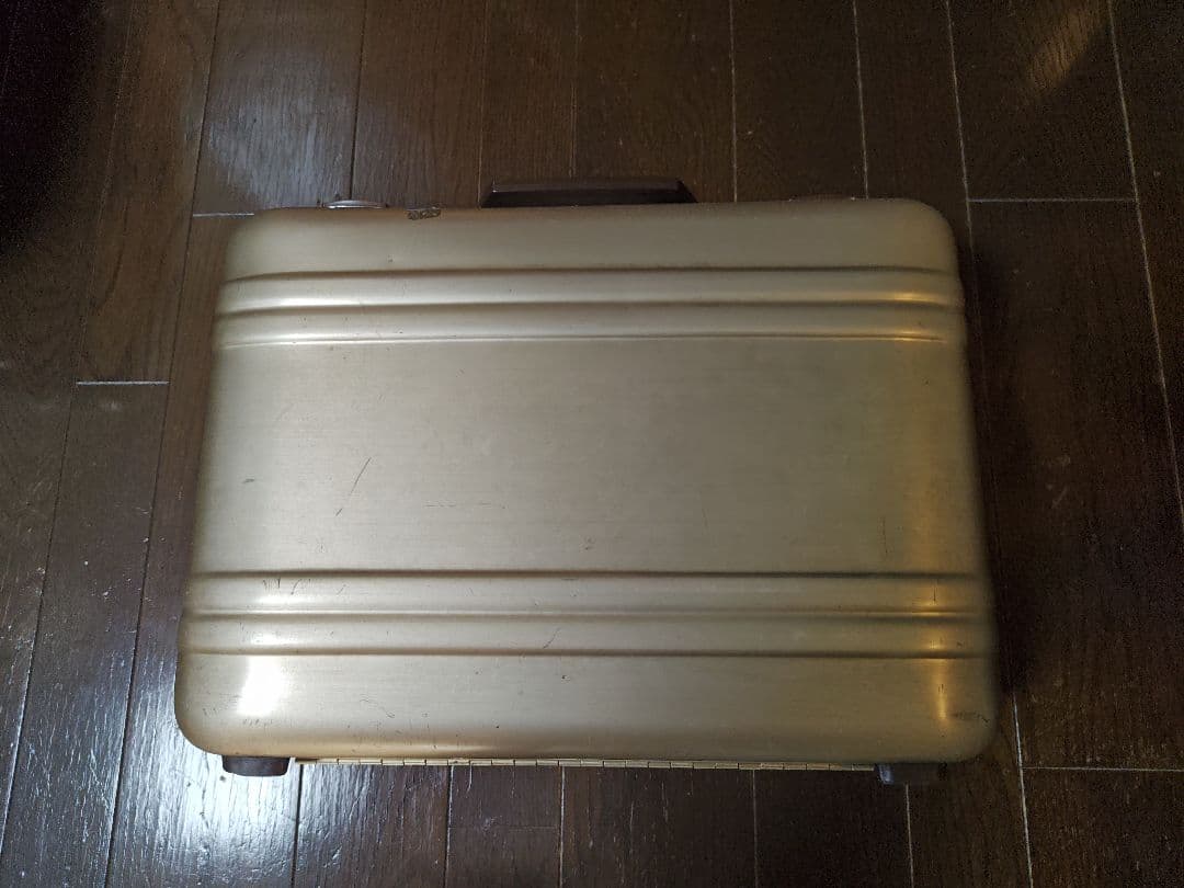 ゴールドアタッシュケース