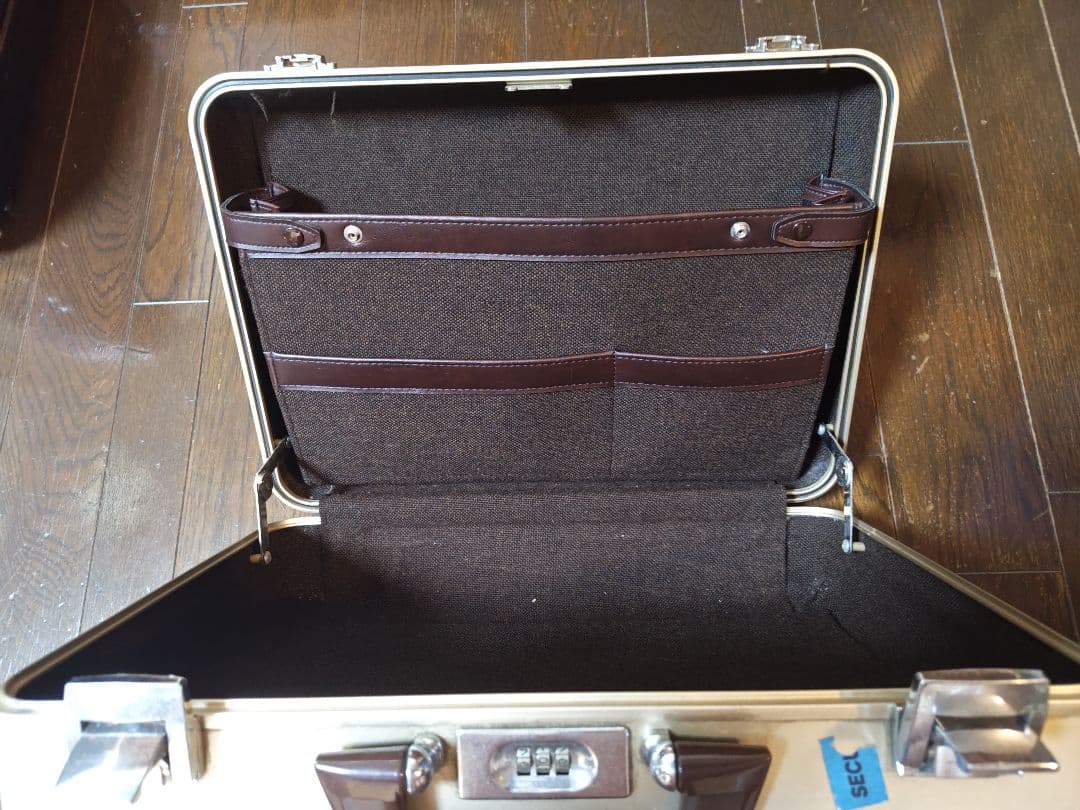 ゴールドアタッシュケース