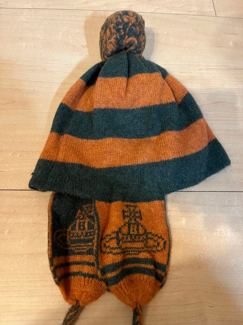 ウールニット帽 耳あて付き オレンジと緑　ヴィヴィアンウエストウッド