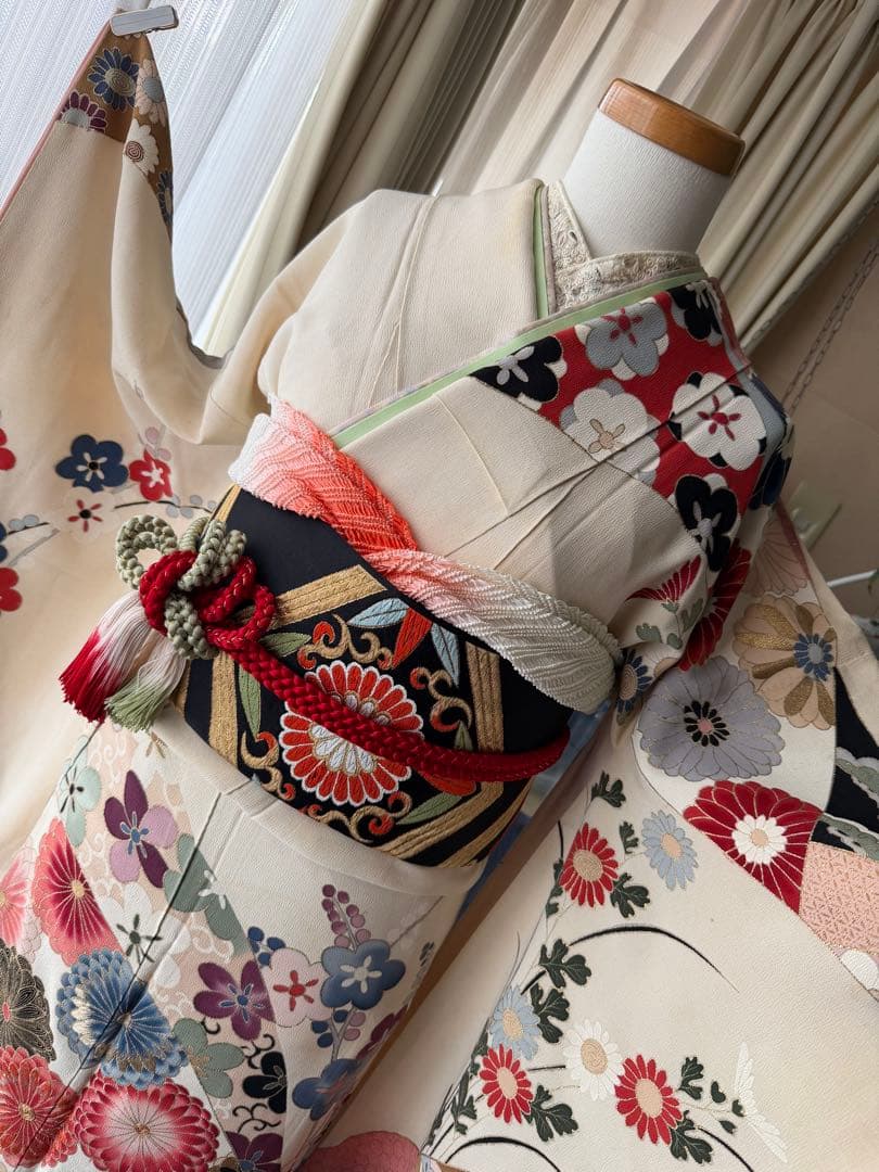 振袖フルセット ベージュホワイト 古典柄 金彩 手刺繍
