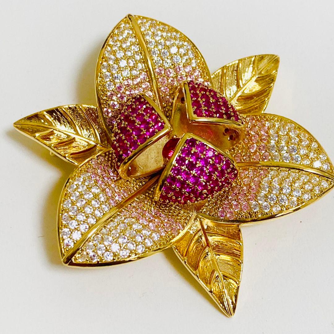ダイヤ調の石とルビー調の石のフラワーモチーフブローチ k18??