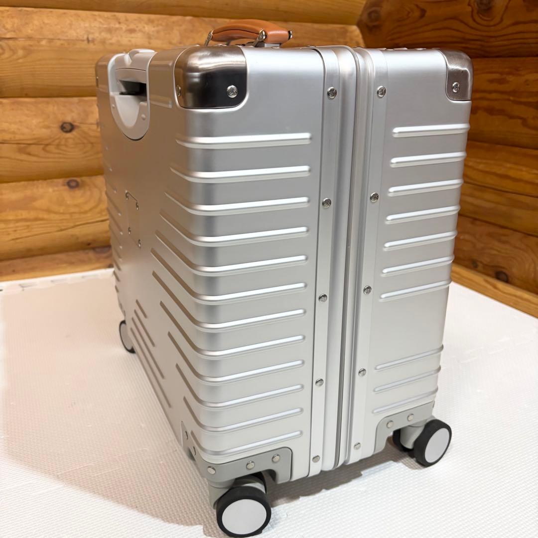 【美品】innovator アルミスーツケース スターリングシルバー 42L