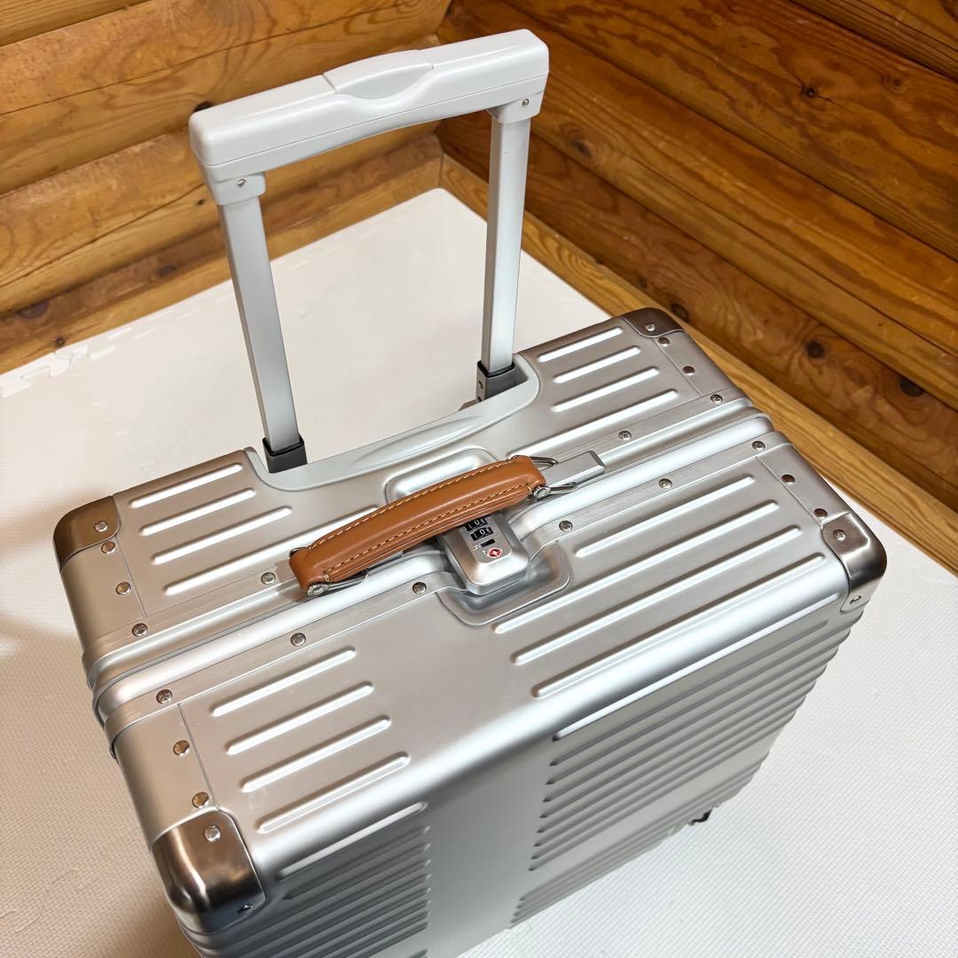 【美品】innovator アルミスーツケース スターリングシルバー 42L
