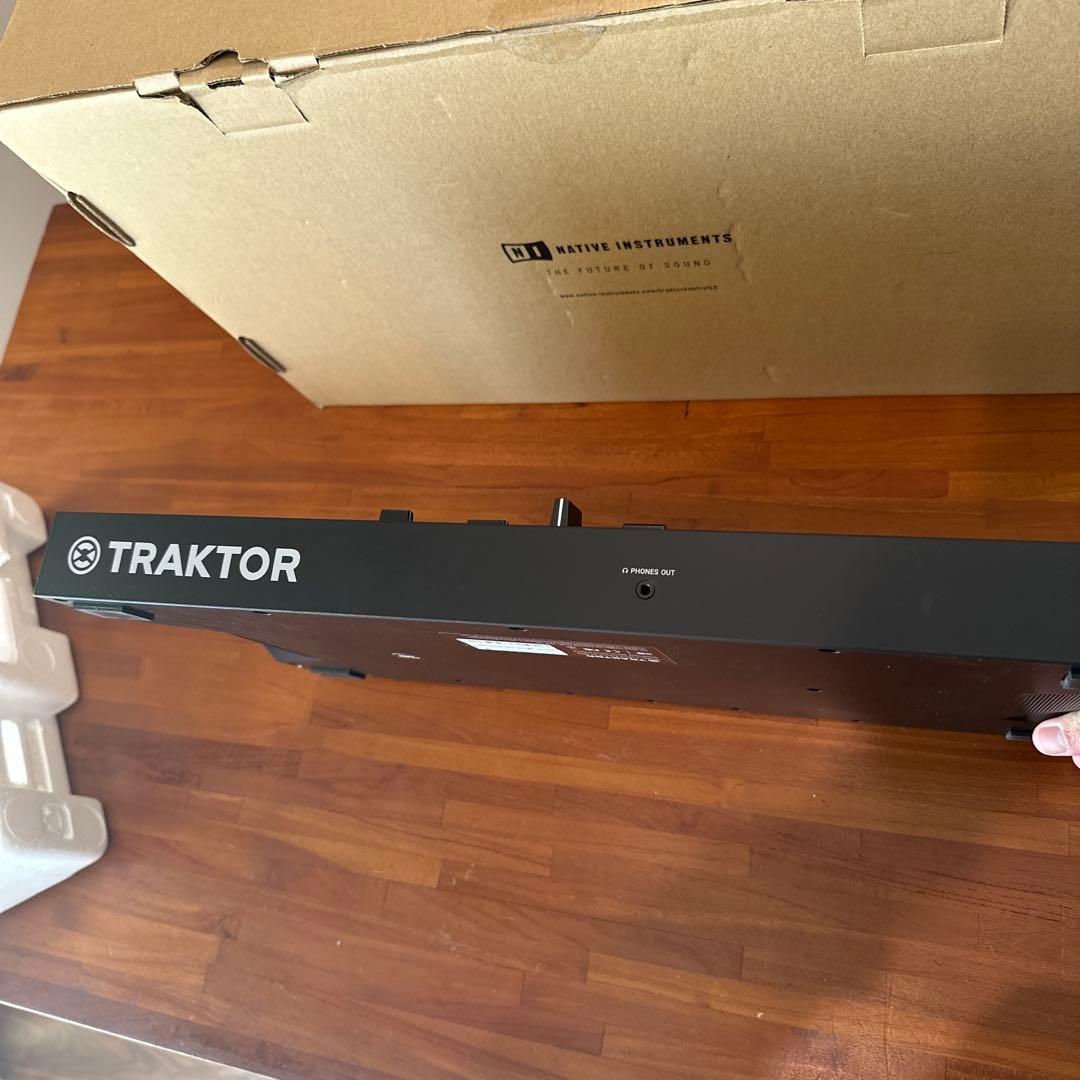【期間限定大特価】TRAKTOR KONTROL S2 MK3 【早い者勝ち】