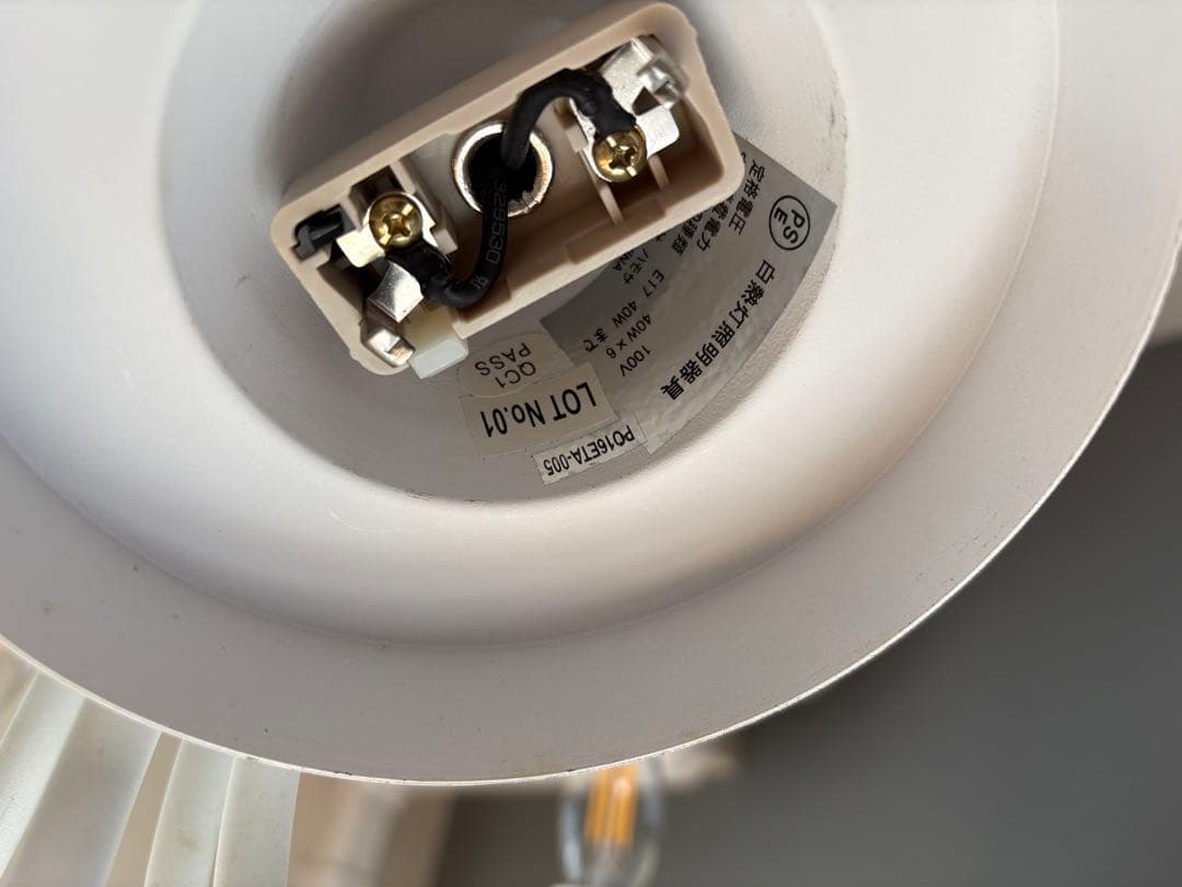 吊下シャンデリア 照明　シャビーシック　アンティーク風ヴィンテージ風白　ホワイト