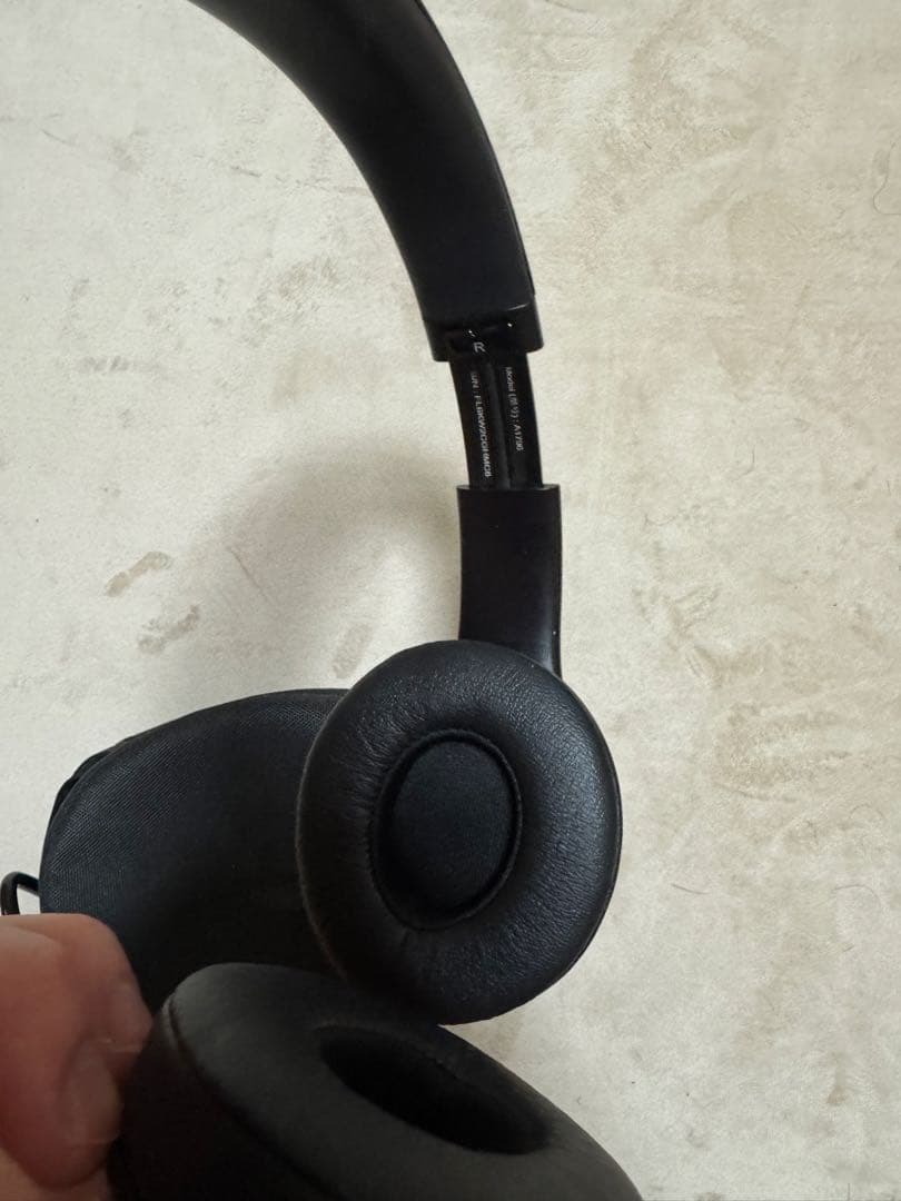 ワイヤレスヘッドホン ブラック 収納ケース付き